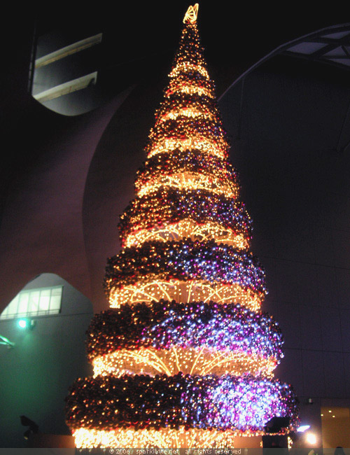 Christmas tree at VivoCity at night