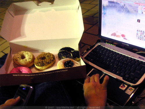 Spending the night at the Singapore Changi Airport with donuts and my laptop Spending the night at the Singapore Changi Airport with donuts and my laptop