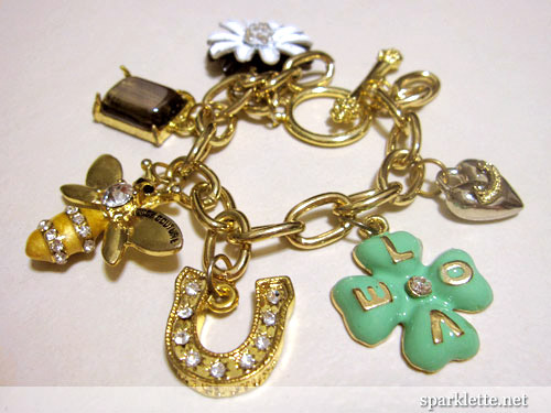 Lucky Bracelets on This Lucky Charm Bracelet With A Mint Green Four Leaf Clover And A