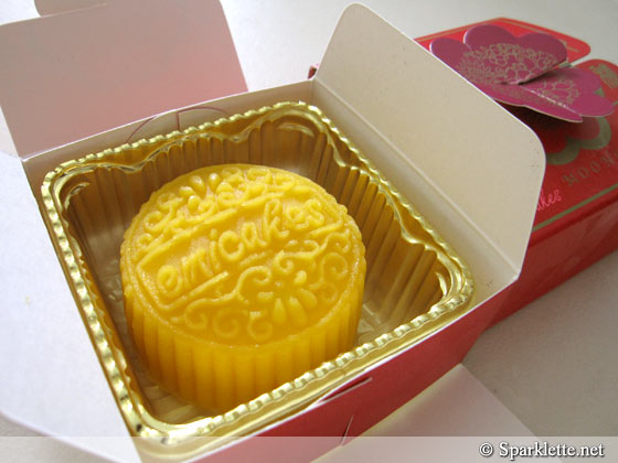 Mango mooncake from Emicakes