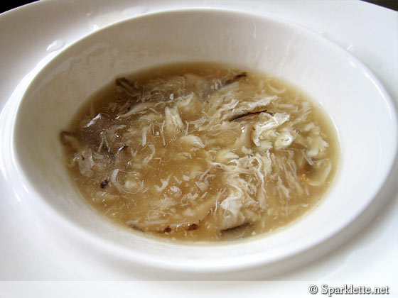 Braised shark's fin soup with crab meat
