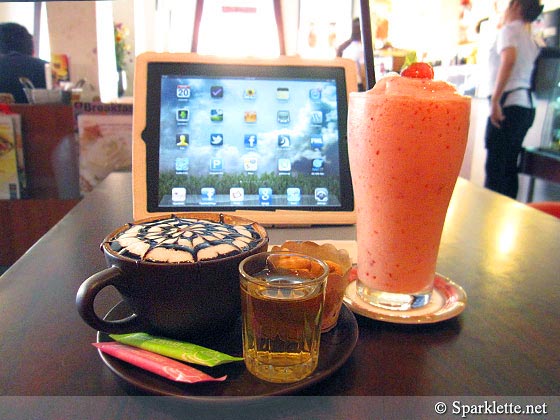 Using Wi-Fi on iPad at Black Canyon Coffee in Chiang Mai Old City, Thailand