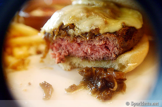 Cheeseburger with stewed shallot sauce