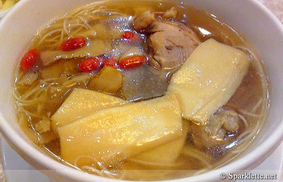 Mee sua with dried scallops and abalone slices