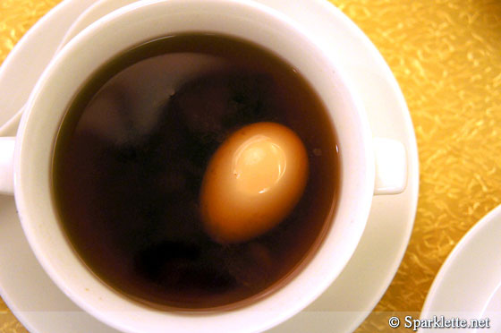 Black bone chicken egg with Chinese eight treasures tea