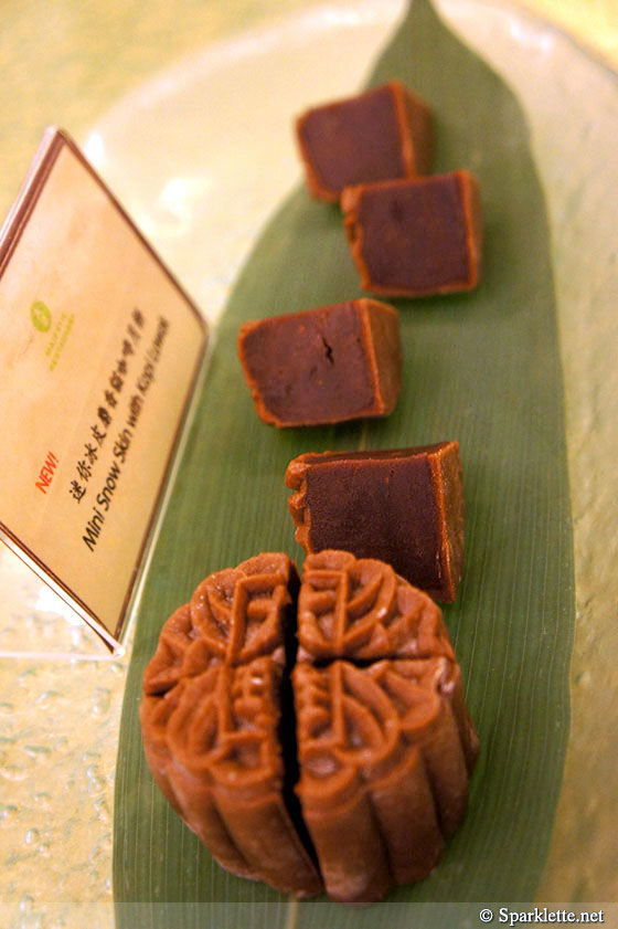 Mini snowskin mooncake with Kopi Luwat