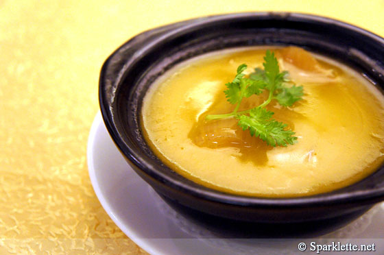 Claypot shark's fin soup in Nu Er Hong