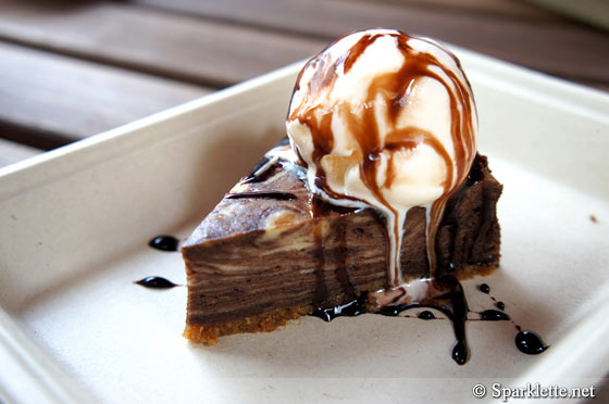 Mocha cheesecake with ice cream