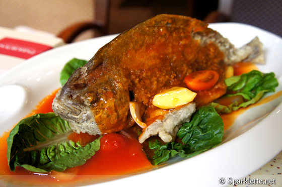 Fried pomfret with sweet and sour sauce