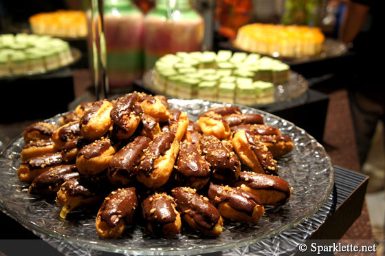 Mini cakes and éclairs