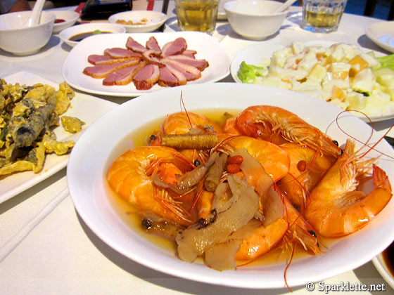 Drunken prawns served with herbal soup