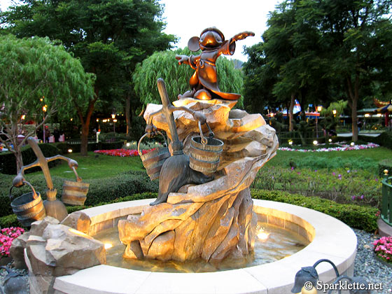 Hong Kong Disneyland - Mickey Mouse Sorcerer's Apprentice statue