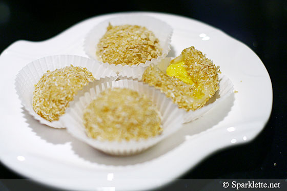 Custard glutinous rice ball with grated oat