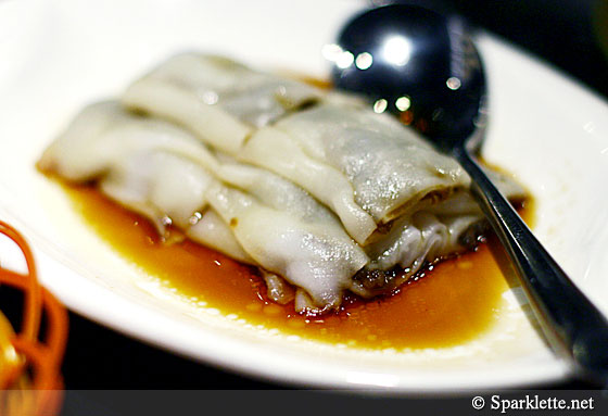 Steamed cheong fun stuffed with preserved turnip