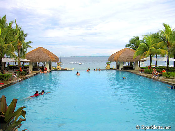 Crimson Resort and Spa Mactan infinity pool, Lapu-Lapu, Philippines