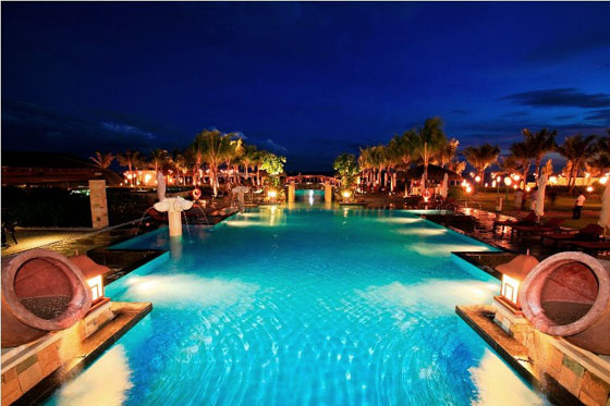 Crimson Resort and Spa Mactan infinity pool, Lapu-Lapu, Philippines