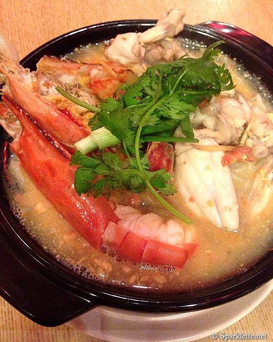 Claypot frog & jumbo prawn beehoon with wine