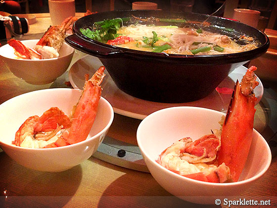 Claypot frog & jumbo prawn beehoon with wine