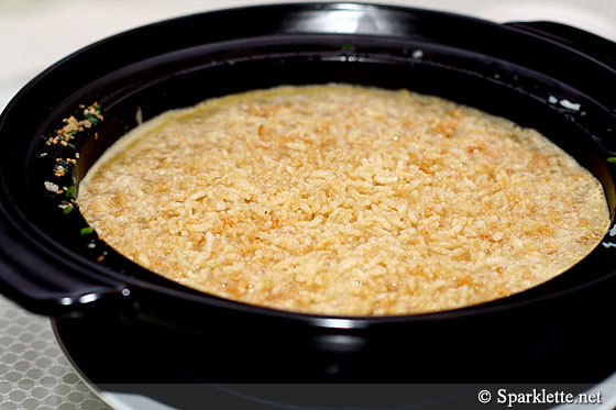 Poached crispy rice with crab soup in casserole