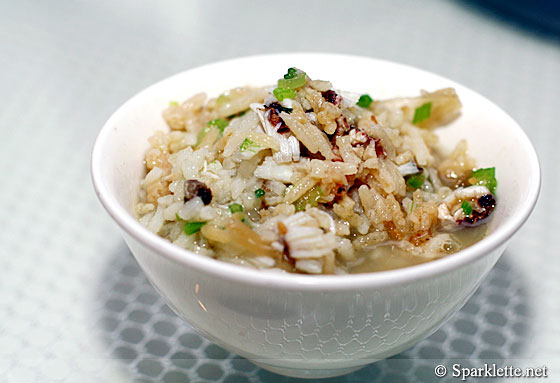 Poached crispy rice with crab soup in casserole