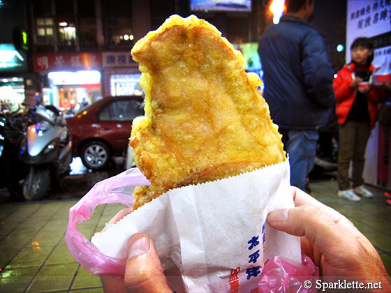 Tai Ping Yang fried chicken steak at Luodong Night Market, Yilan, Taiwan