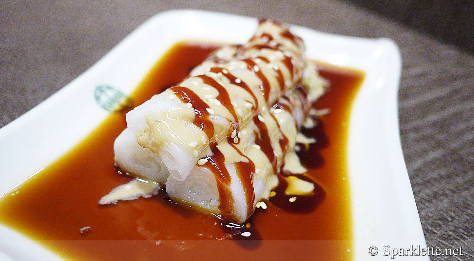 Vermicelli roll with sweet and sesame sauce