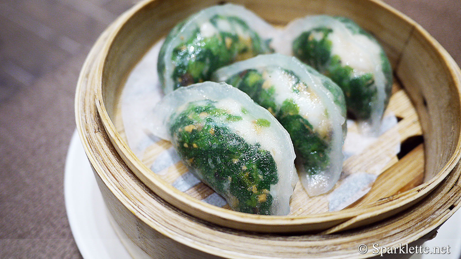 Steamed spinach dumpling with shrimp