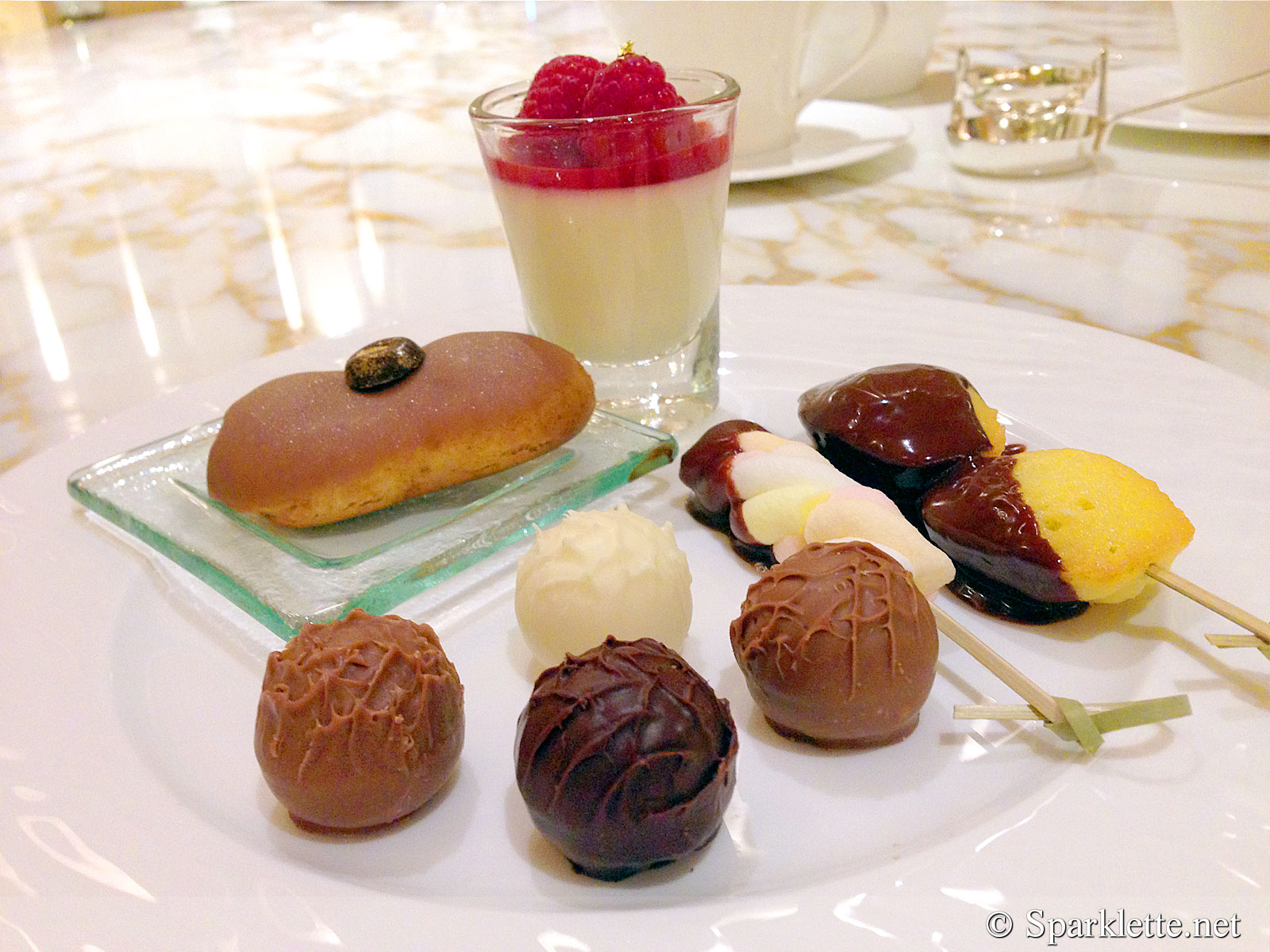 The Ritz-Carlton, Millenia Singapore - Club Lounge desserts