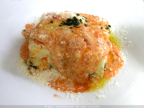 Cannelloni con Spinaci e Ricotta (Home made pasta rolled with spinach and ricotta)