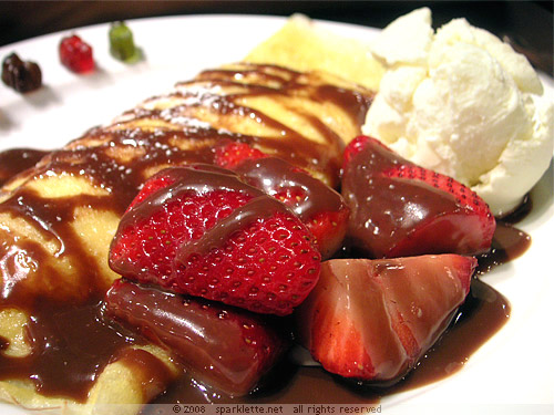 Melting Marshmallow Crêpe with strawberries