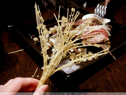 Leaf-shaped thingy that comes with each main course