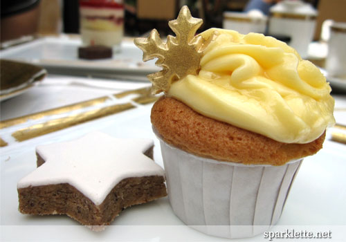 Star-shaped cookie and snowflake cupcake