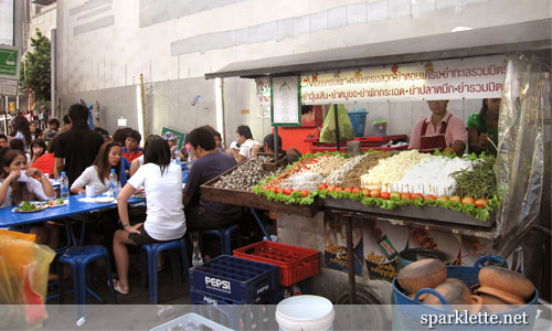 Roadside dining in Bangkok