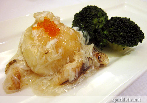 Braised stuffed fresh scallop with prawn paste in crab meat sauce