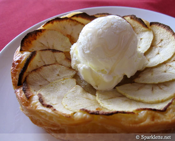 Apple pie with vanilla ice cream