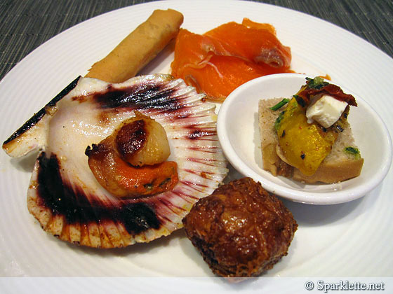 International buffet at Straits Cafe, Rendezvous Hotel Singapore