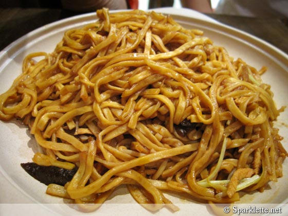 Stewed Ee-Fu noodle with Conpoy (dried scallop) & Golden mushroom