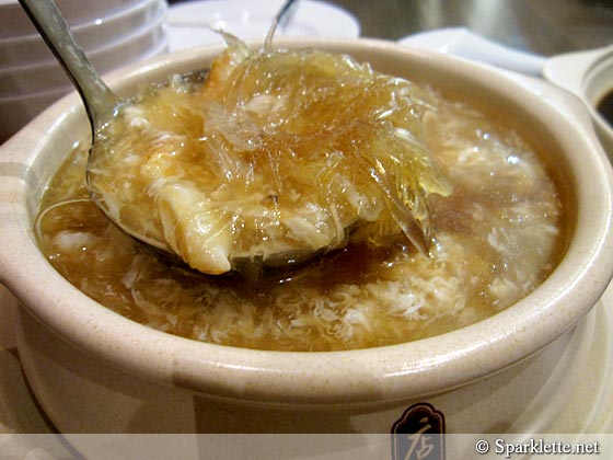 Braised shark's fin broth with crab meat