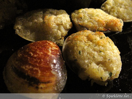 Steamed Vongole clams with a garlic and herb crumb