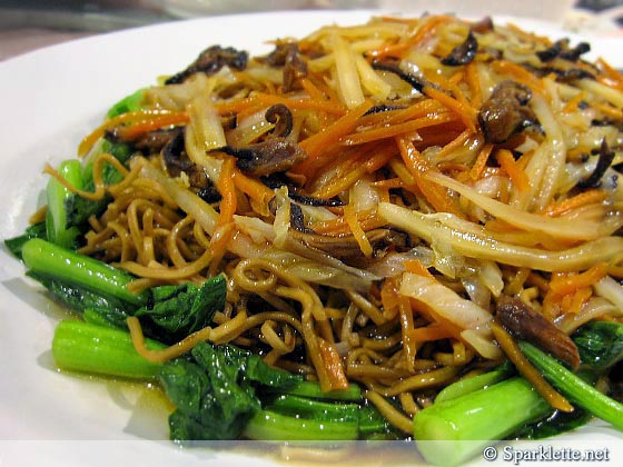 Vegetarian fried noodles